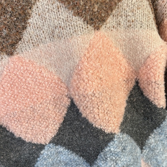 Fable Colorful Geometric Diamond Pattern Plush Women’s Sweater - Picture 10 of 12